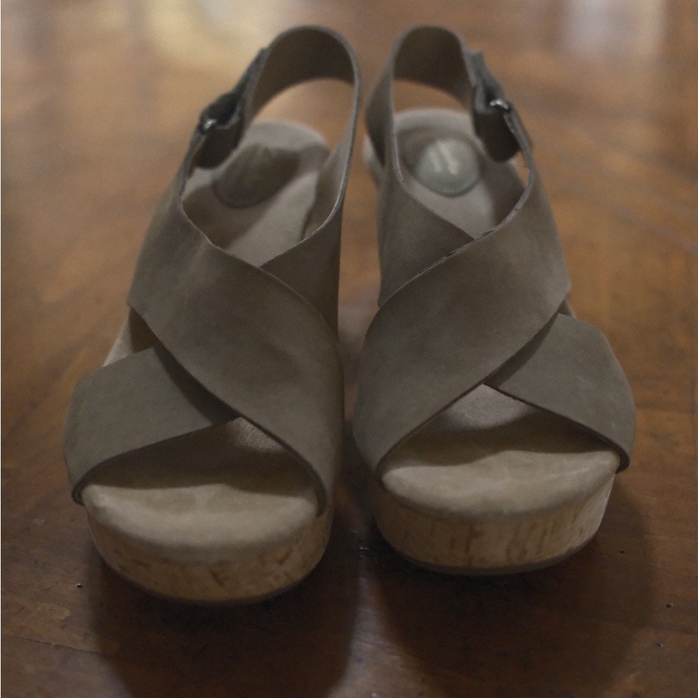 Never Worn Clark’s Women's Tan Wedge Sandals